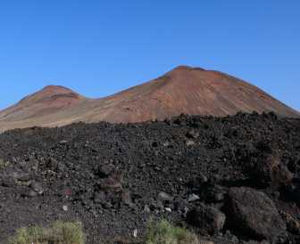 Lanzarote - hory vystupující z lávového moře