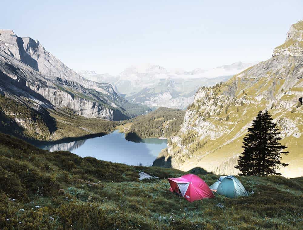 Tips for your family camping trip. Tents in the mountains