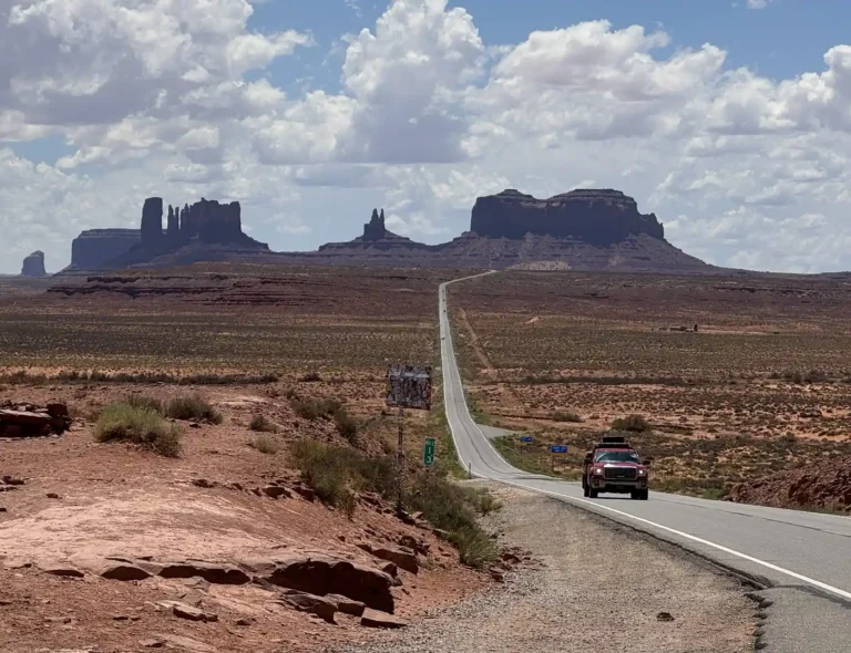 Pohled na slavné skalní útvary Monument Valley, které patřily mezi nejkrásnější národní parky USA na naší trase.