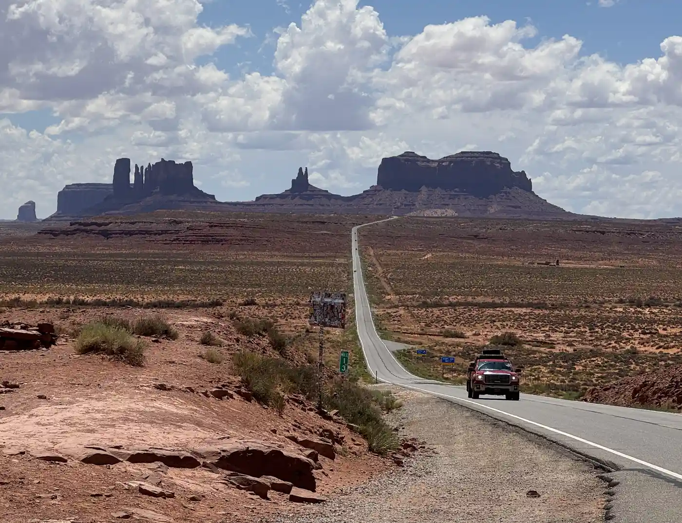 Pohled na slavné skalní útvary Monument Valley, které patřily mezi nejkrásnější národní parky USA na naší trase.