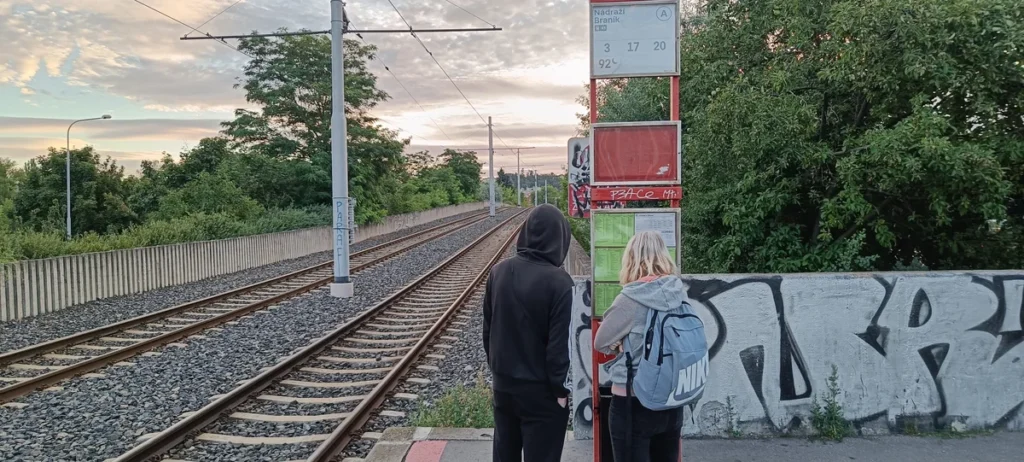 cesta do USA - ranní přestup na tramvaj v Praze na Braníku